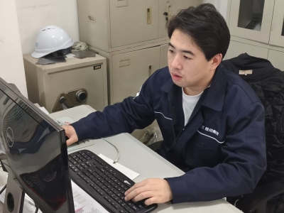 雙線作戰(zhàn)勇?lián)?dāng)  攻堅克難顯本色 &mdash;&mdash;記電機(jī)電氣廠技術(shù)組長兼生產(chǎn)組長陳嘉奇